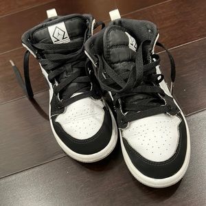 Air Jordan mid SE US 2 black and white